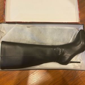 Beautiful stiletto knee high boots **NEW**